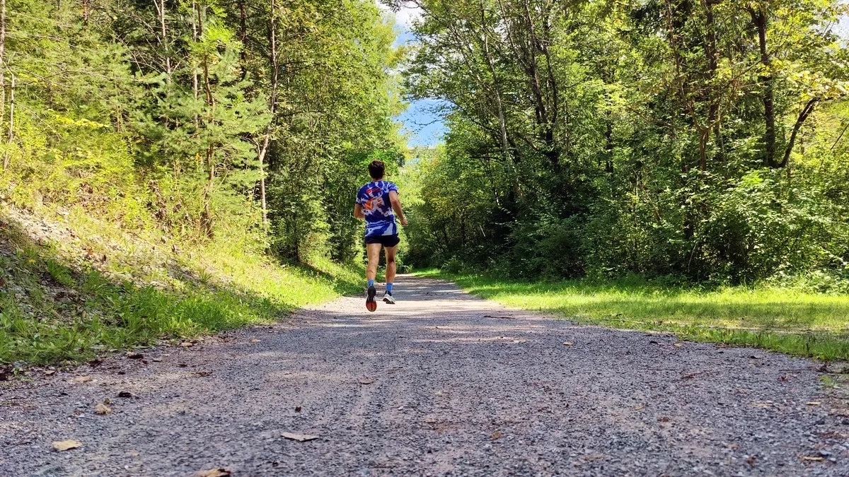 1000 Meter auf Anschlag: So knackst du deinen Kilometer-Rekord! Läufer Thomas Bauer MSc mit dem Anta Mach Pro Laufschuh